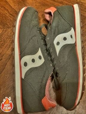 🟢Saucony Men’s Gray and Coral Accent Low-Top Sneakers SIZE 9🟠